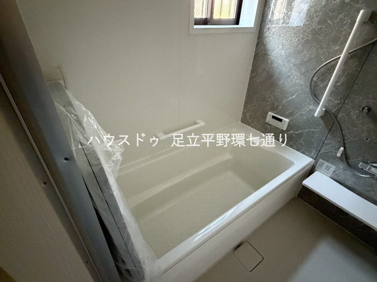 ゆったりとした浴室で一日の疲れをリフレッシュ。追い焚き機能付きで快適なバスタイム。