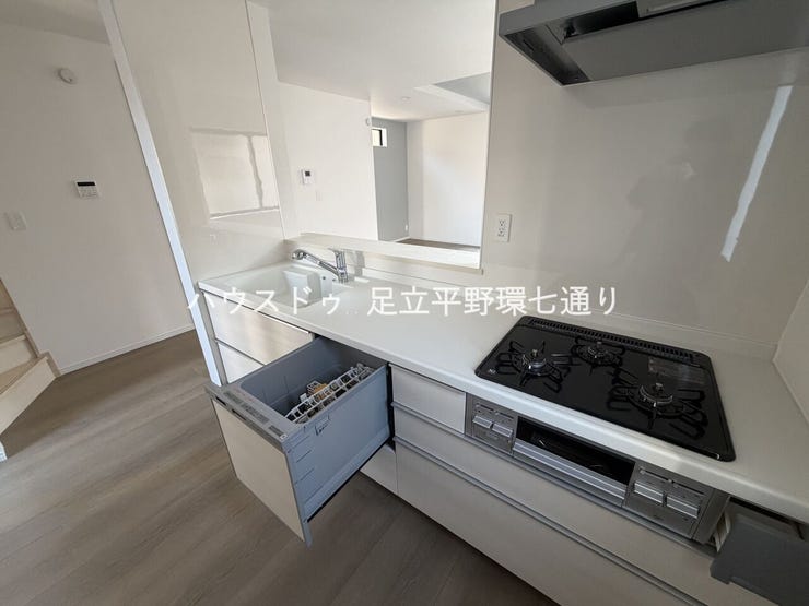 食洗機付きシステムキッチンで家事効率アップ。作業スペースも広く、料理もはかどります。