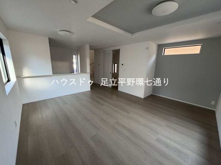 広々LDKは開放感たっぷり。家族が自然と集まる明るいリビング空間です。