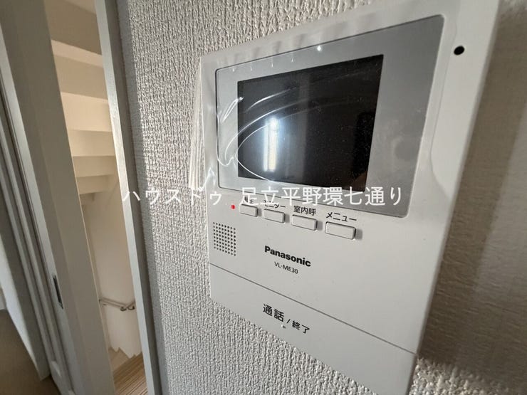 モニター付きインターホン完備で来客時も安心。防犯面にも配慮された設備です。