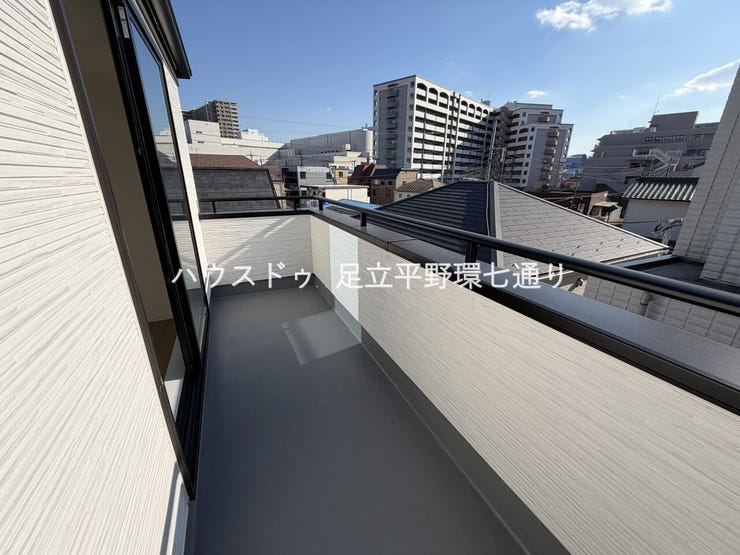 広々バルコニーは日当たり・眺望良好。開放感があり洗濯やリラックスにも最適です。