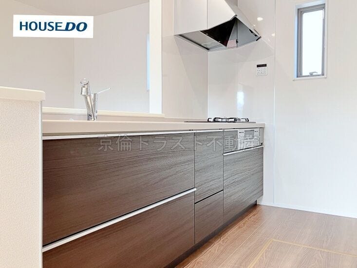 大人2人がキッチンに立っても十分な広さがあるだけでなく、効率的な家事動線になっています。