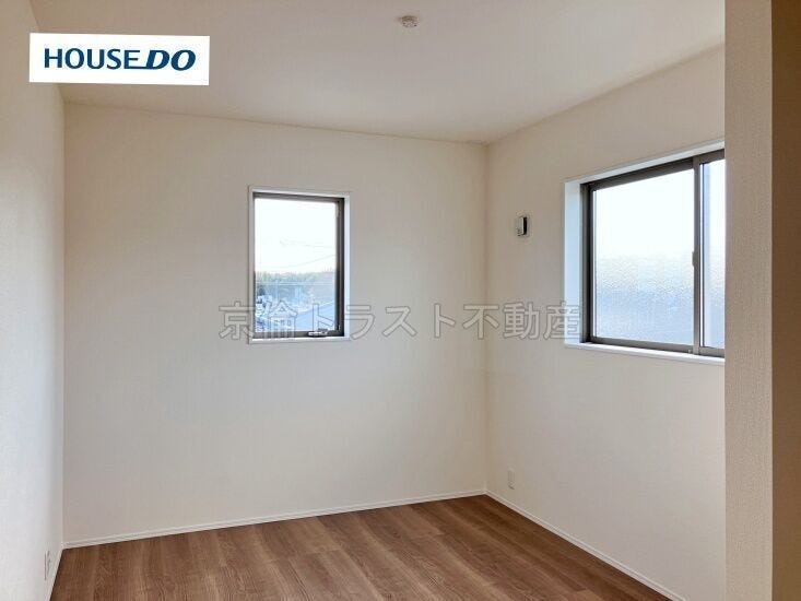 南西側洋室5.8帖 2階には洋室が3部屋あります。全居室が南に面し、明るく快適です◎