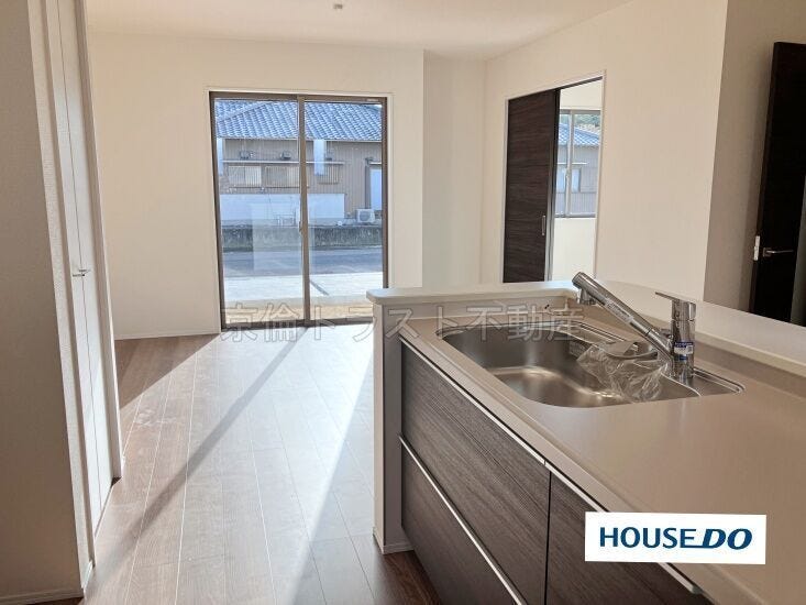 LDを見渡すことができる対面式カウンターキッチン。LDと一体感があります♪