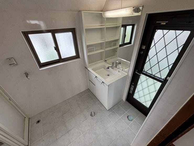 収納多め洗面所
嬉しい洗濯機置場完備