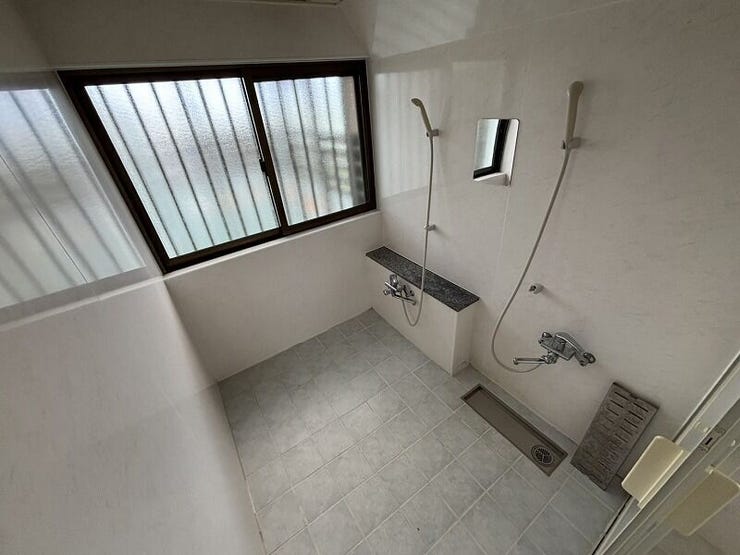 シャワー室
窓付きで換気もバッチリ