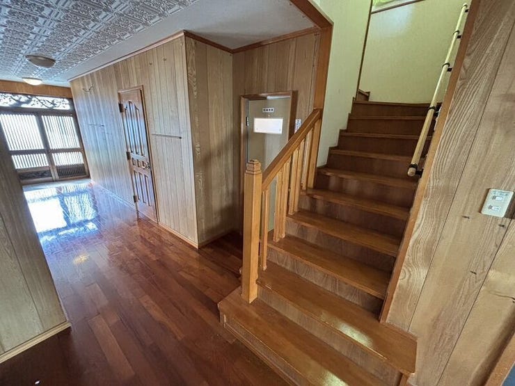 廊下から上の階に行く階段にかけて