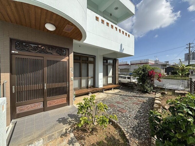 入口玄関の建物外観
日当たりの良い立地