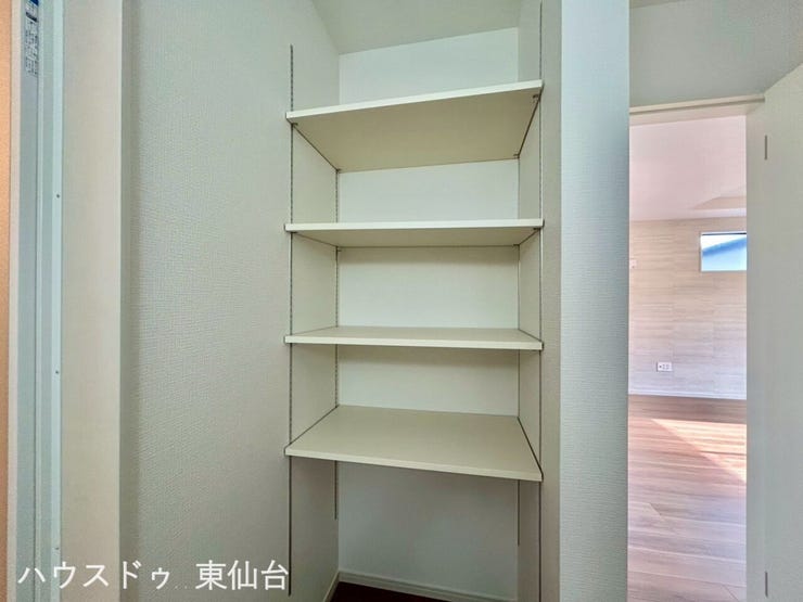 洗面所には便利な収納スペース付き!