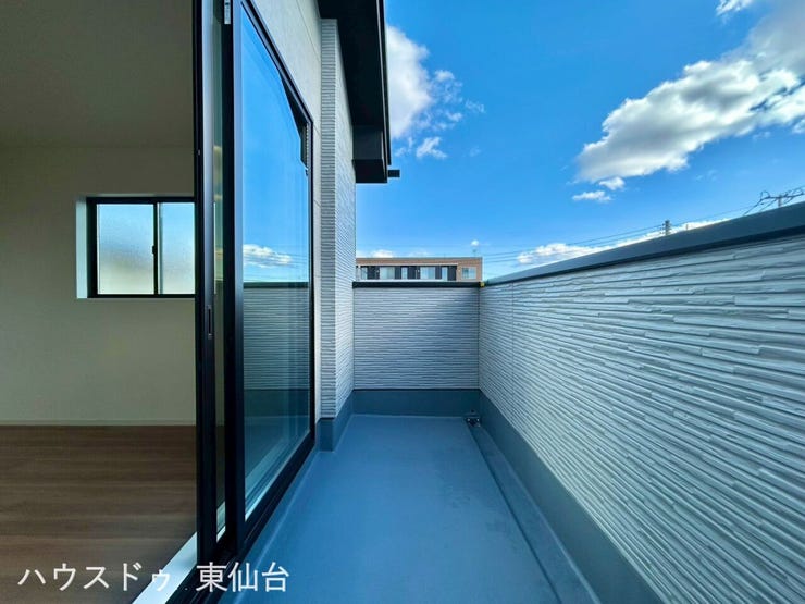 バルコニーはこちら広々として晴れた日は洗濯物がたくさん干せそうです!