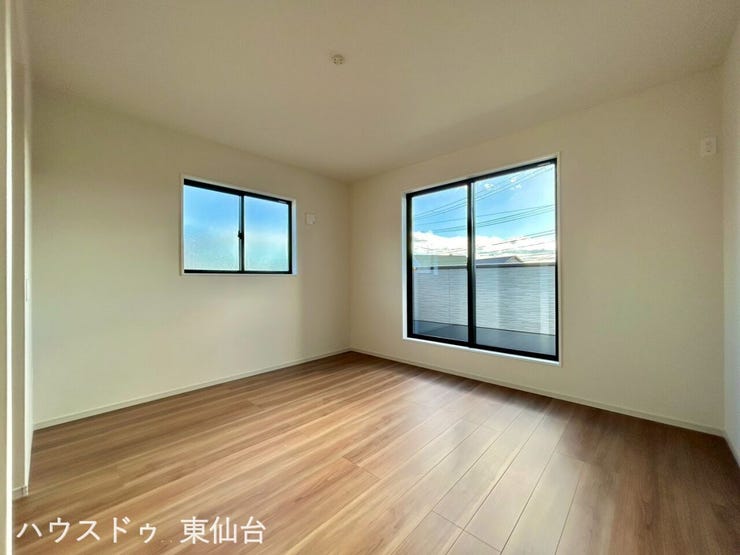 バルコニーにつながるこちらの洋室は9帖!奥にはウォークインクローゼットが備わっています♪