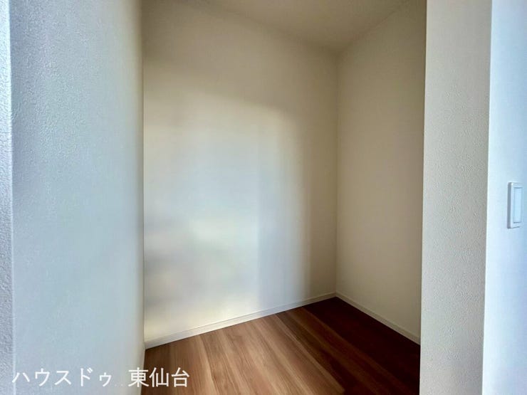 ウォークインクローゼットはこちら収納力もバッチリです!