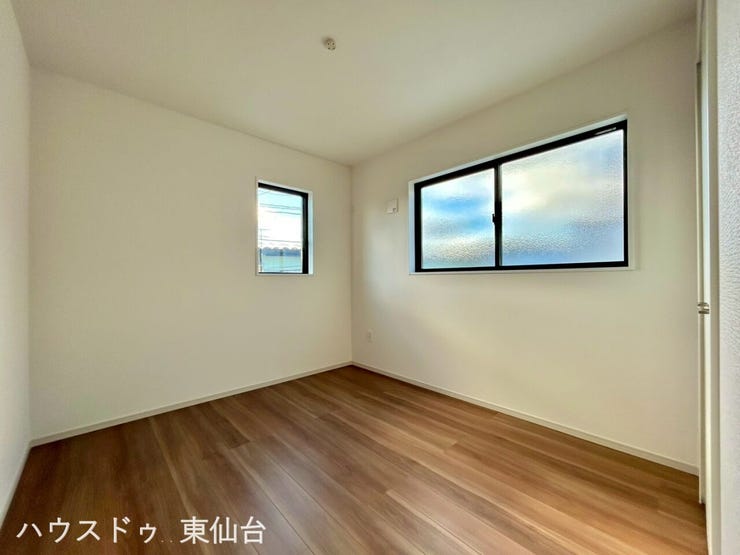 シンプルで家具の配置もしやすい洋室。