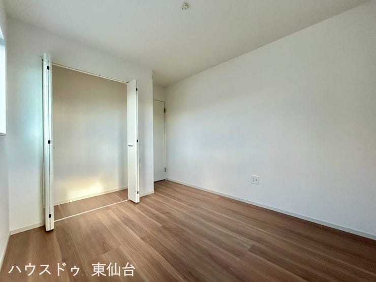 衣類も小物もすっきり収まる、使い勝手の良い収納付き。