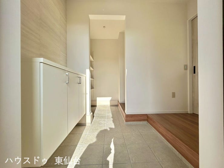 ついつい増えてしまうお気に入りの靴を大切に保管できるスペースが備え付けられております。玄関も広々お使いいただけますね。