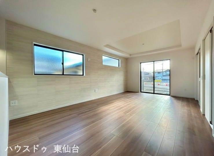 2面採光で明るい日差しが差し込むリビングになっております♪