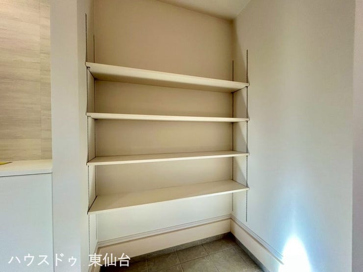 靴やアウトドア用品も汚れを気にせず収納でき玄関もスッキリ!