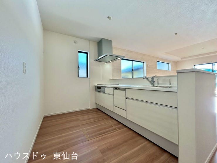 キッチンスペースは広々お好みでカップボードや大型冷蔵庫も置けますね♪