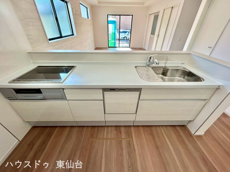 キッチンはカウンターキッチンでリビング全体が見渡せます♪