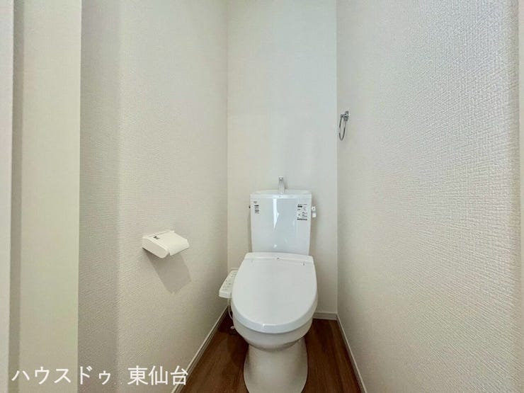 トイレはシンプルなデザインでお掃除もしやすそうです♪