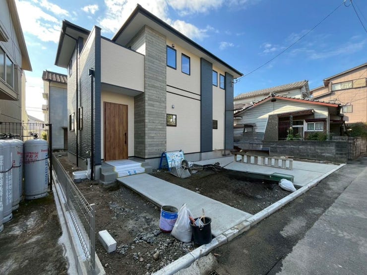 左側から見た外観