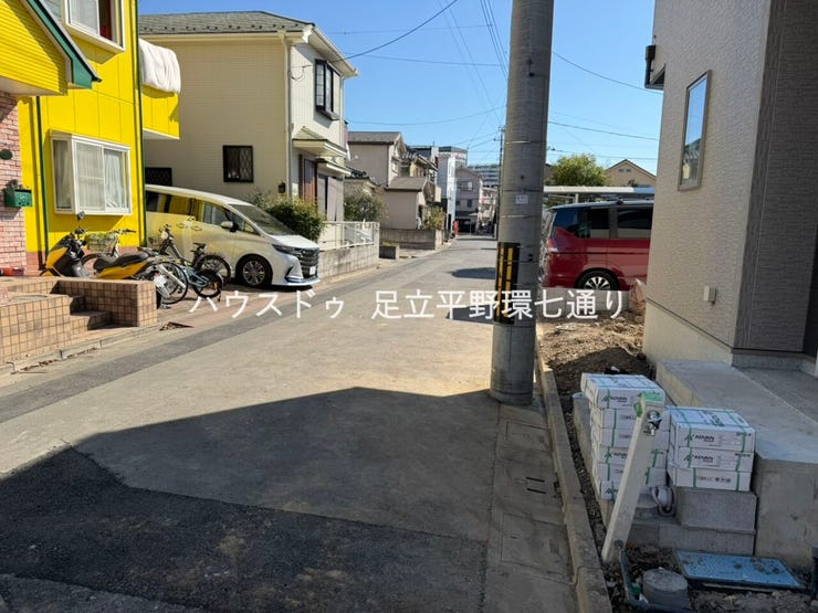 前面道路は落ち着いた住宅街で交通量が少なく安心。日当たりも良く、車の出し入れもしやすい住環境です。