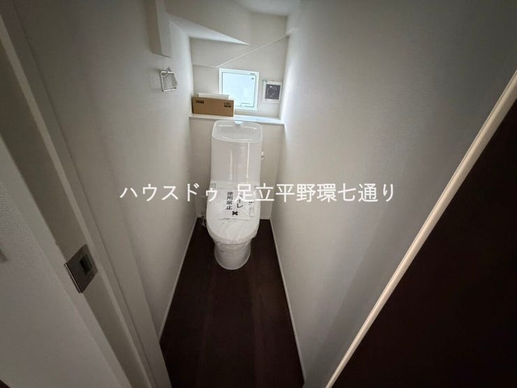 1Fトイレ
窓付きで明るく換気しやすいトイレ。温水洗浄便座付きで清潔感があり、毎日快適に使える空間です。