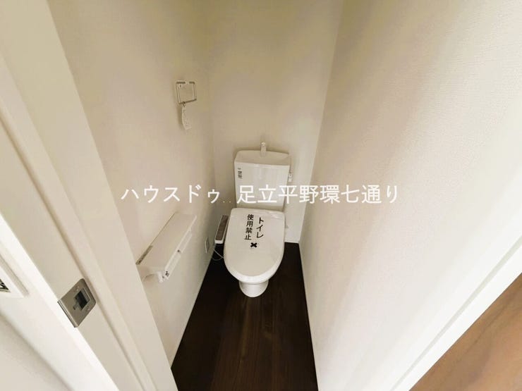 2Fトイレ
温水洗浄便座付きの清潔感あるトイレ。コンパクトながら使いやすく、落ち着いた内装で毎日快適に利用できます。