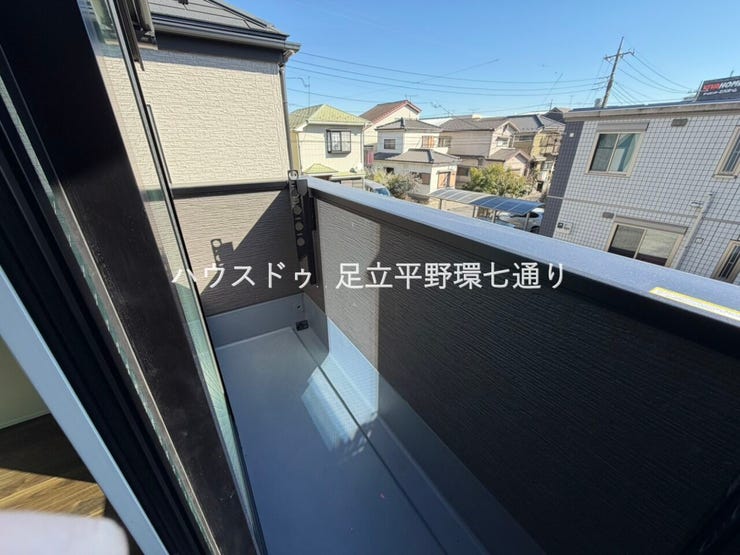 日当たりの良いバルコニーで洗濯物がよく乾きます。周囲は住宅街で視線も気になりにくく、落ち着いた時間を過ごせます。