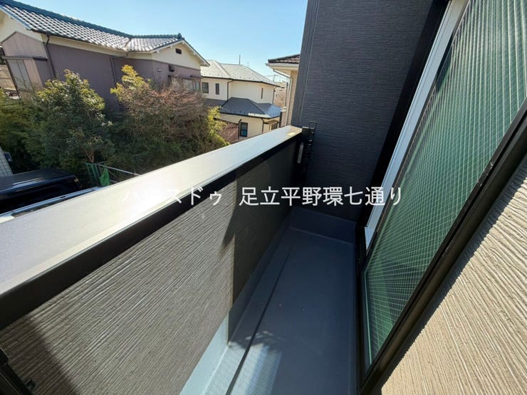 緑を望める落ち着いた眺望のバルコニー。周囲からの視線が気になりにくく、プライベート感のある空間です。