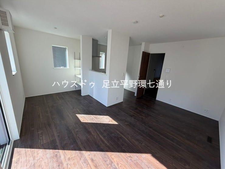 開放感のある広々LDK
柱や壁の配置が工夫されており、実際の帖数以上に広く感じられる空間です。