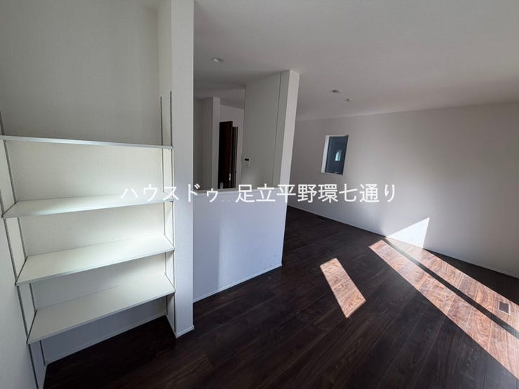 開放感のある広々LDK
柱や壁の配置が工夫されており、実際の帖数以上に広く感じられる空間です。