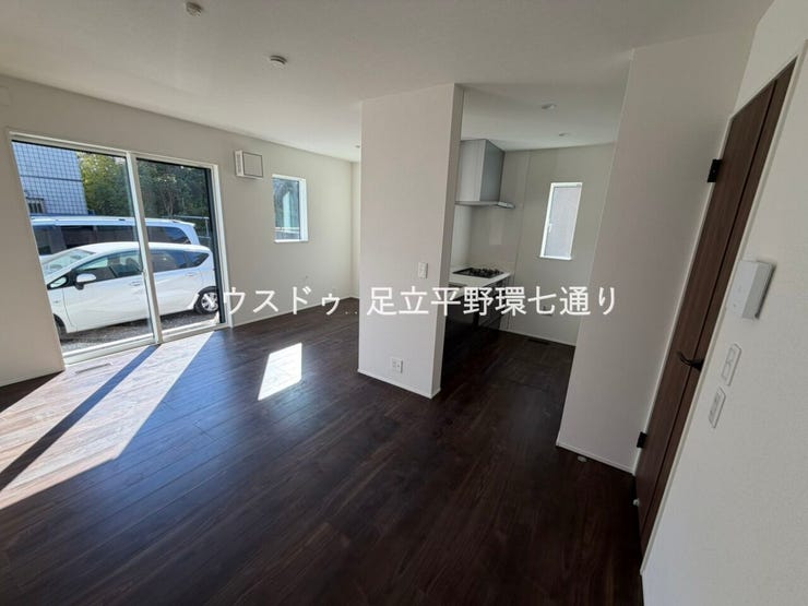 開放感のある広々LDK
柱や壁の配置が工夫されており、実際の帖数以上に広く感じられる空間です。