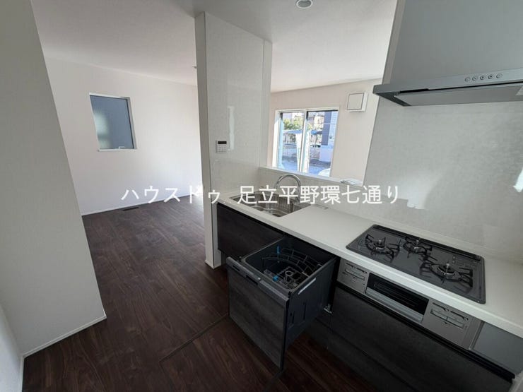 〈人気の対面式システムキッチン〉
リビング・ダイニングを見渡せる配置で、家族との会話やお子様の見守りがしやすい設計です。
食洗機付きで家事効率アップ。
ビルトイン食洗機を標準装備。