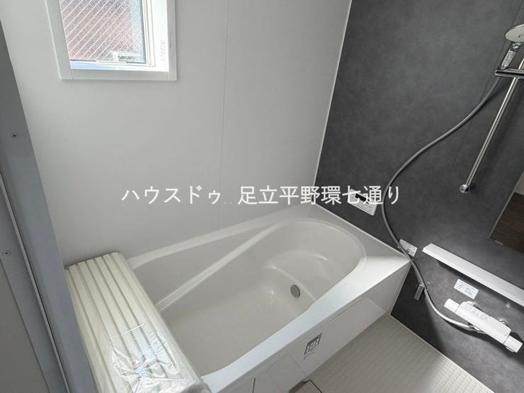 清潔感のあるシステムバス。窓付きで換気しやすく、追い焚き機能付きの浴槽は毎日の入浴を快適にしてくれます。