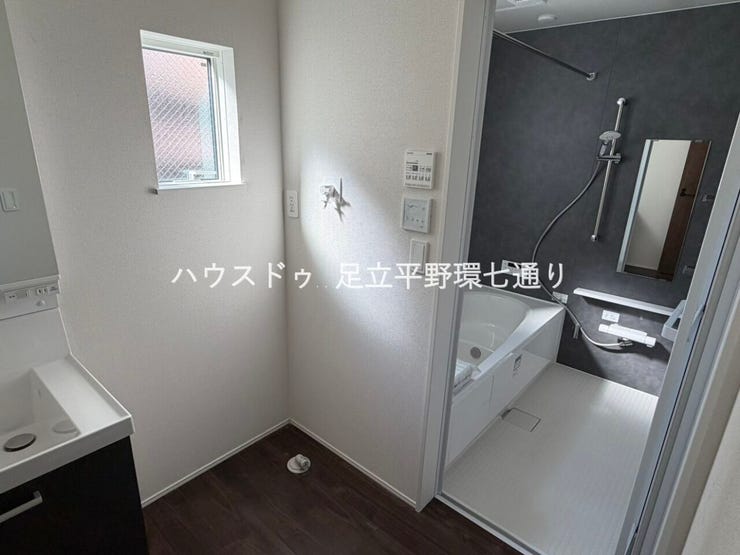 窓付きで明るい洗面脱衣室と、清潔感のある浴室を隣接配置。入浴・洗濯動線がスムーズで、毎日の家事が快適です。
