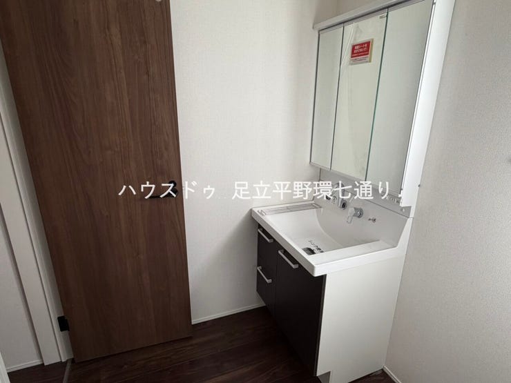 三面鏡付き洗面化粧台で収納力◎。水はねしにくいボウル形状と引き出し収納で、身支度やお手入れが快適です。