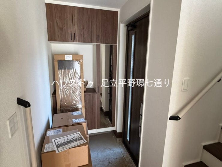 大型シューズボックスと姿見付きで収納力がある玄関。来客時の身だしなみチェックもでき、すっきりとした空間を保てます。