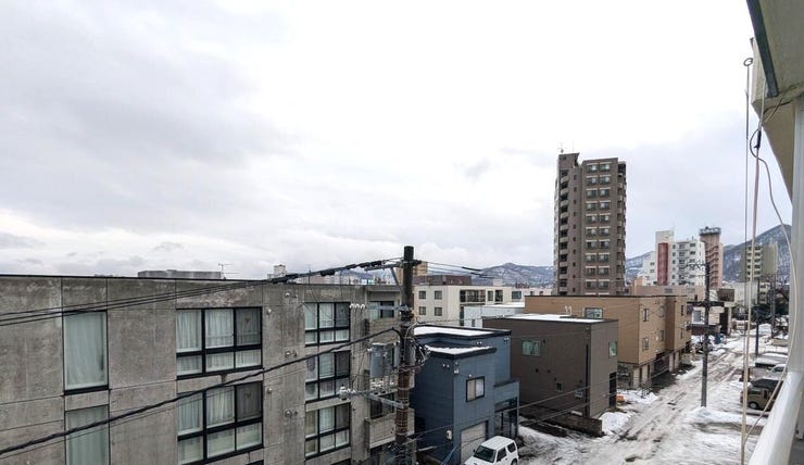 【眺望写真】
バルコニーからは盤渓、藻岩山が見えるので四季折々の景色を楽しむことができます(^^♪