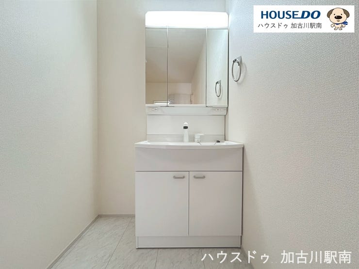 清潔感溢れるスタイリッシュなデザインの洗面化粧台