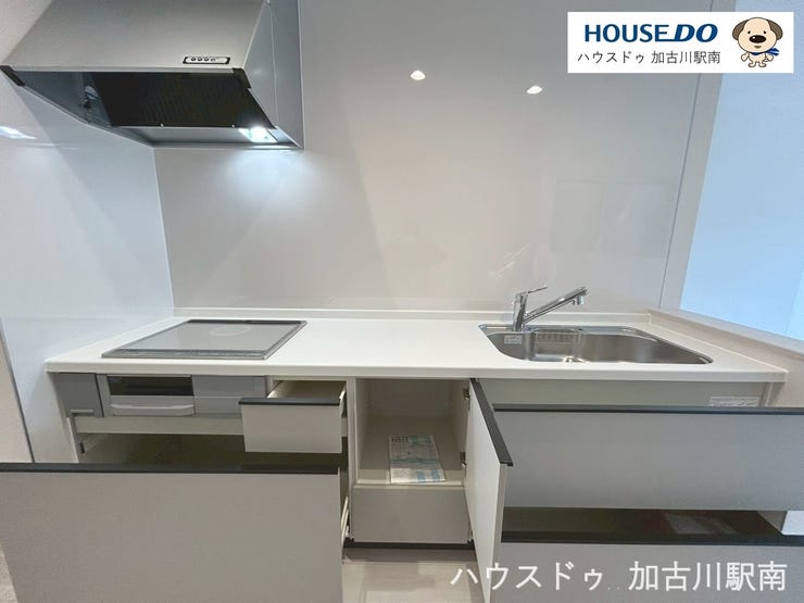 収納スペース・作業スペースが広いシステムキッチンは奥様にうれしいポイント!