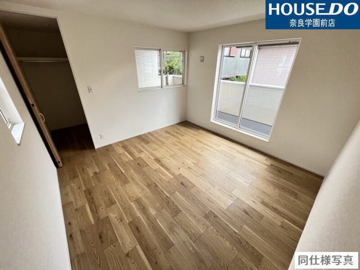 大きな窓から自然光がたっぷり差し込む、バルコニーに面した洋室は、明るく風通しも良好で、心地よい空間が広がります。