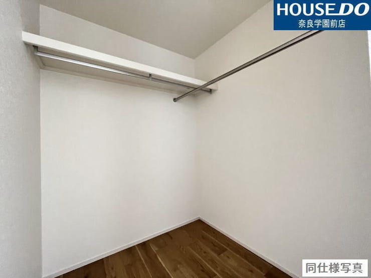 たっぷり収納できるウォークインクローゼットを完備。シーズンオフの衣類や大きな荷物もまとめて収納でき、お部屋を広々使えます。