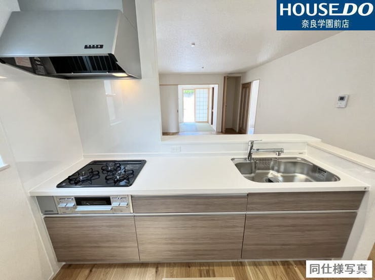 引き出し収納は奥までしっかり引き出せるフルスライド式で、大きな鍋やフライパンもスムーズに出し入れ可能。ストック類もしっかり収まり、キッチンまわりをすっきり保てます。