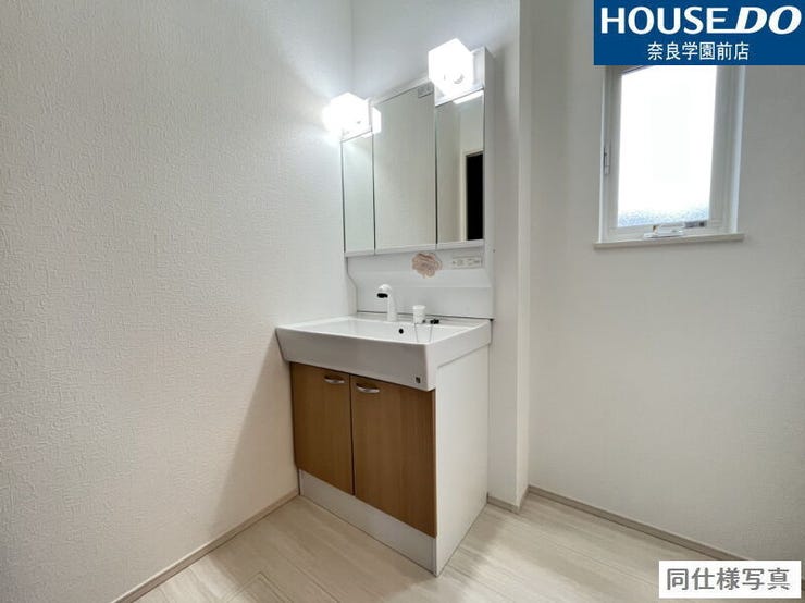 洗面台にはシャンプードレッサーを採用。ノズルが引き出せるため、洗髪やお掃除もラクラク。忙しい朝の身支度にも便利で、使い勝手のよい設備です。