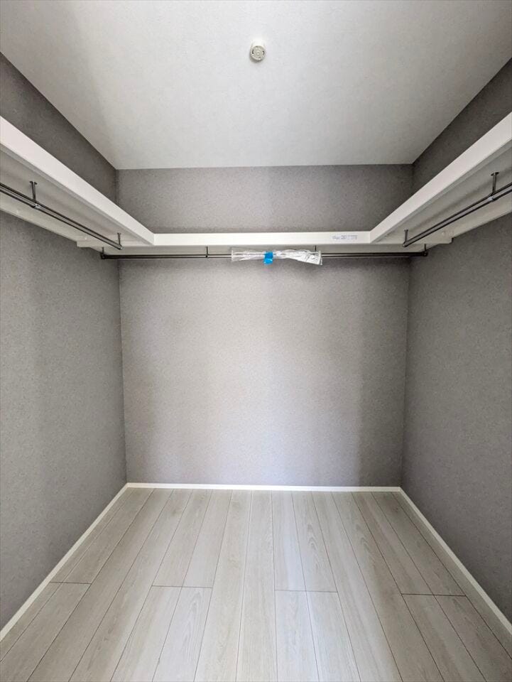 探しやすく、しまいやすい!洋服を美しく収納できるウォークインクローゼット付き♪