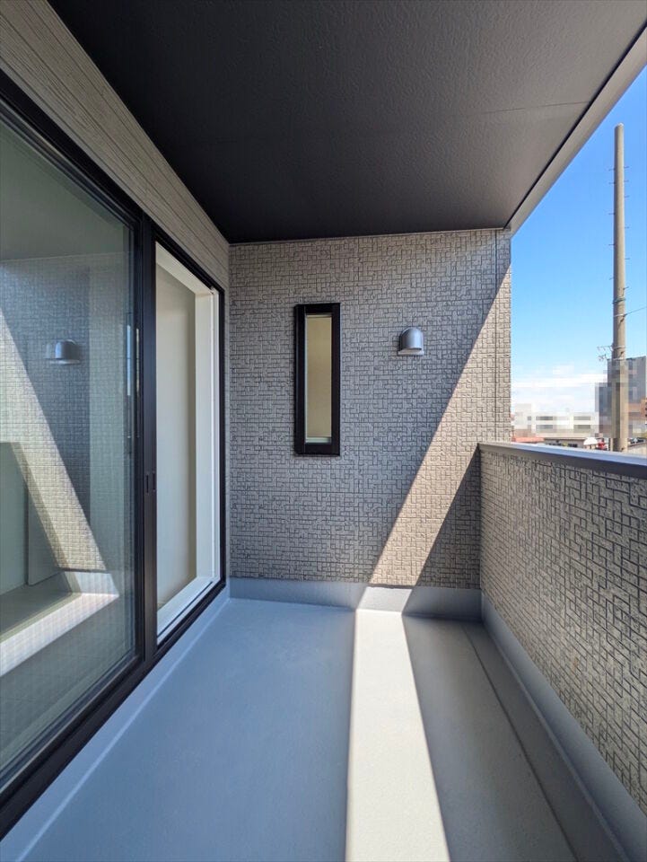 屋根付きのインナーバルコニーなので、急な天候の変化にも慌てずに済みますね。