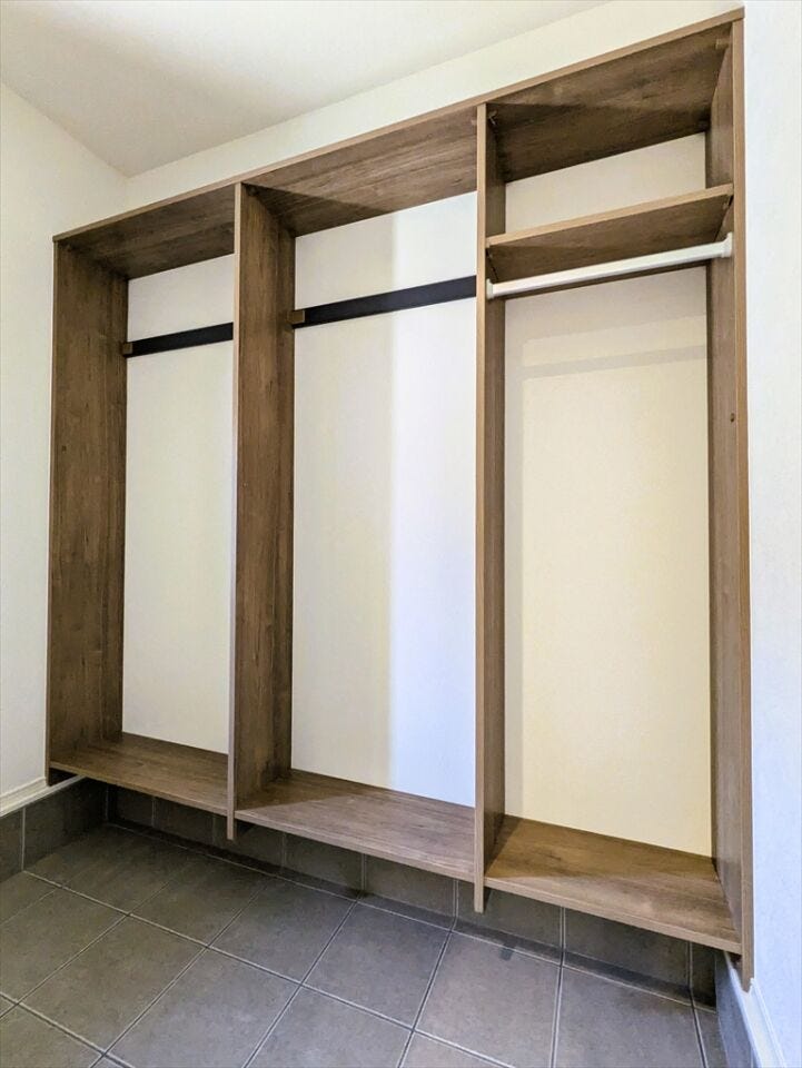 玄関収納/
土間続きの大きな収納スペースがあります!