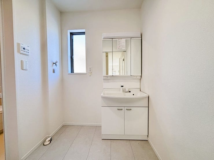 ◎室内洗濯機置場
◎3面鏡キャビネット付シャワー