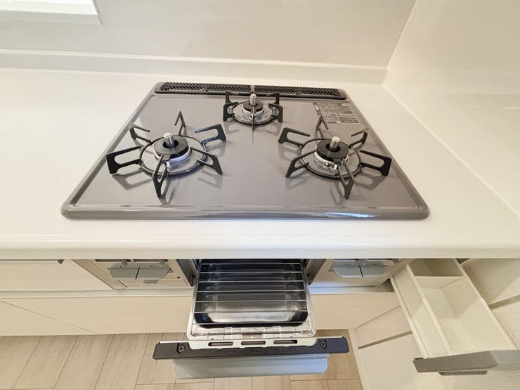 ◎3口ガスコンロ+グリル
◎調味料入れ
*キッチン周りは油はねもサッとひと拭き♪ガラストップボード♪